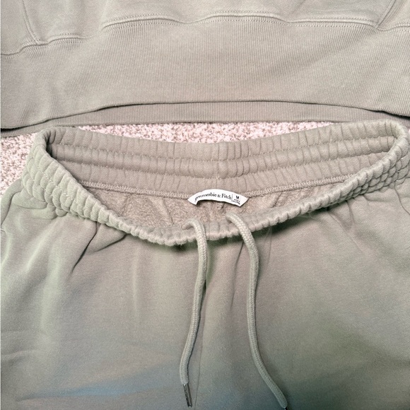 Abercrombie & Fitch Sage Green Zip-Up Fleece & Matching Shorts - Picture 3 of 4